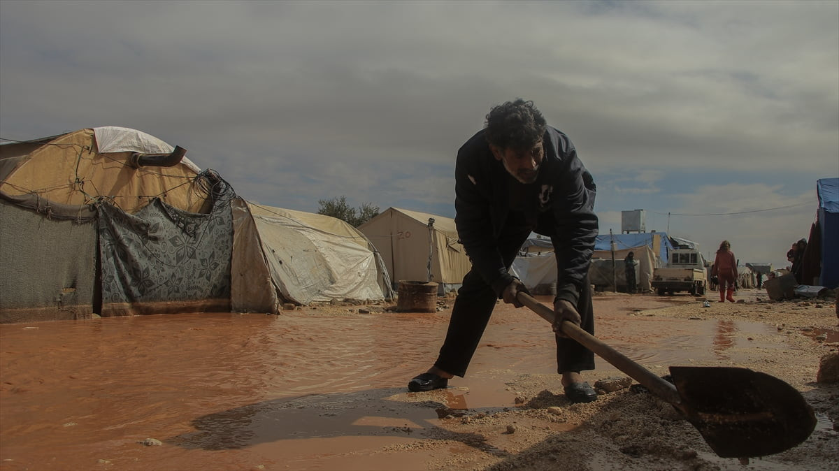 Suriye'nin kuzeyindeki Halep ilinde etkili olan şiddetli yağış nedeniyle devrik rejim güçlerinin...