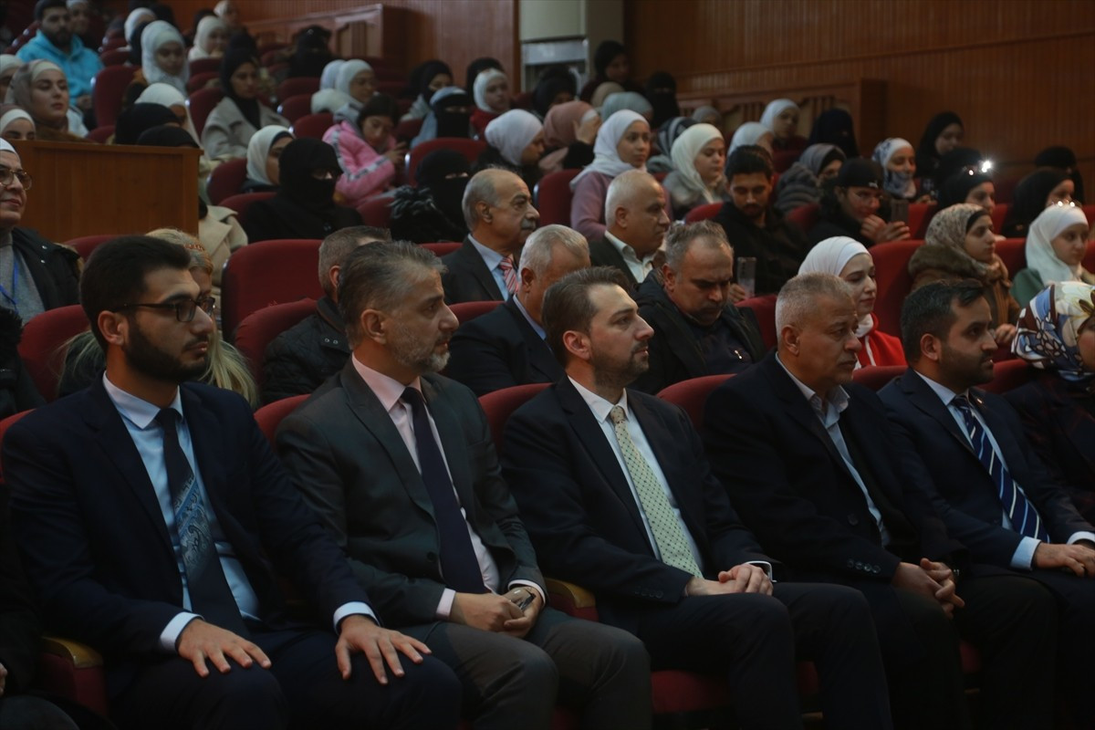 Suriye'nin kuzeyindeki Halep kentinde bulunan Halep Üniversitesi Edebiyat Fakültesi'nde "Dünya...