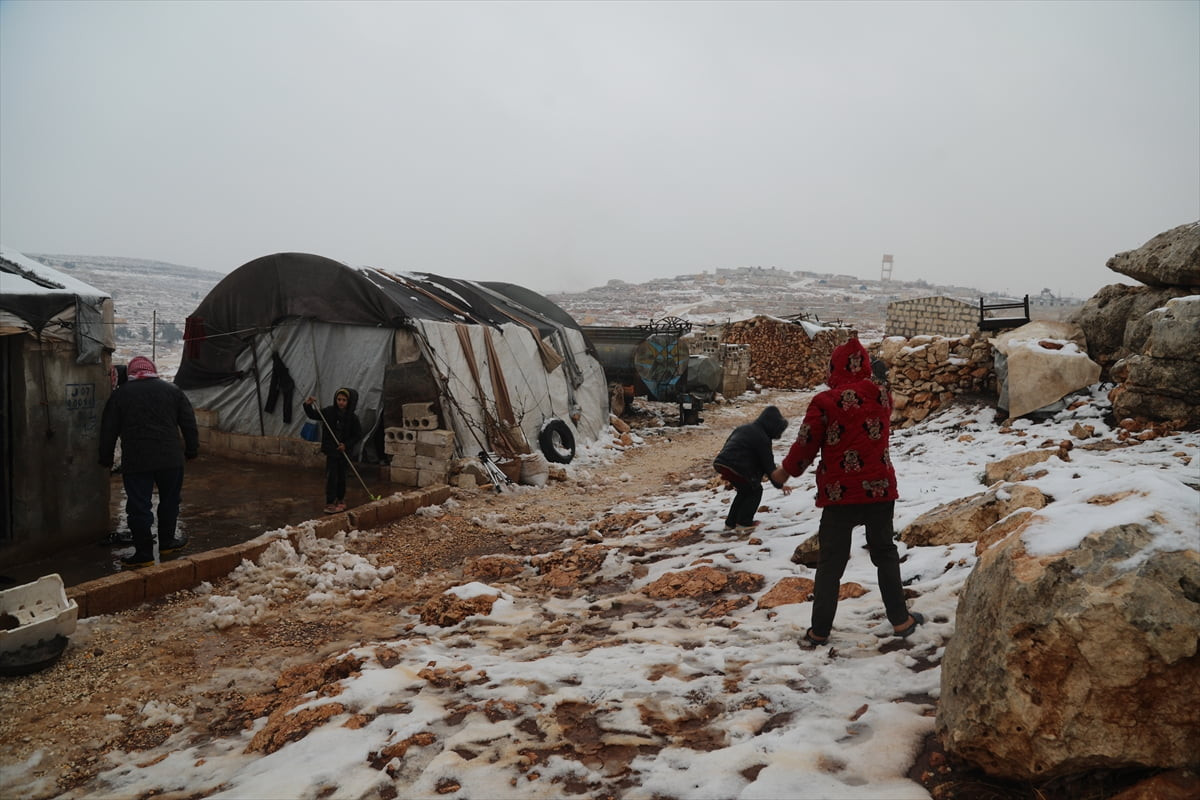 Suriye'nin kuzeyindeki İdlib ve Halep kırsalında, 61 yıllık Baas rejimi yıkılmasına rağmen devrim...