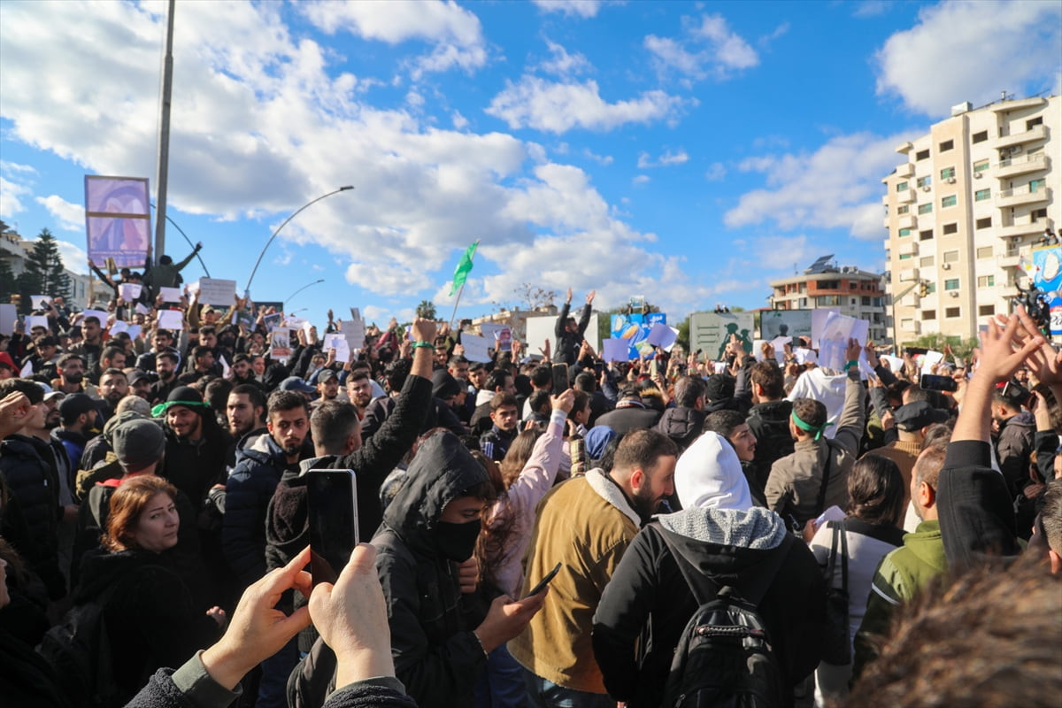 Suriye'nin Lazkiye, Tartus, Hama ve Humus illerinde federasyon talebiyle gösteriler düzenlendi....