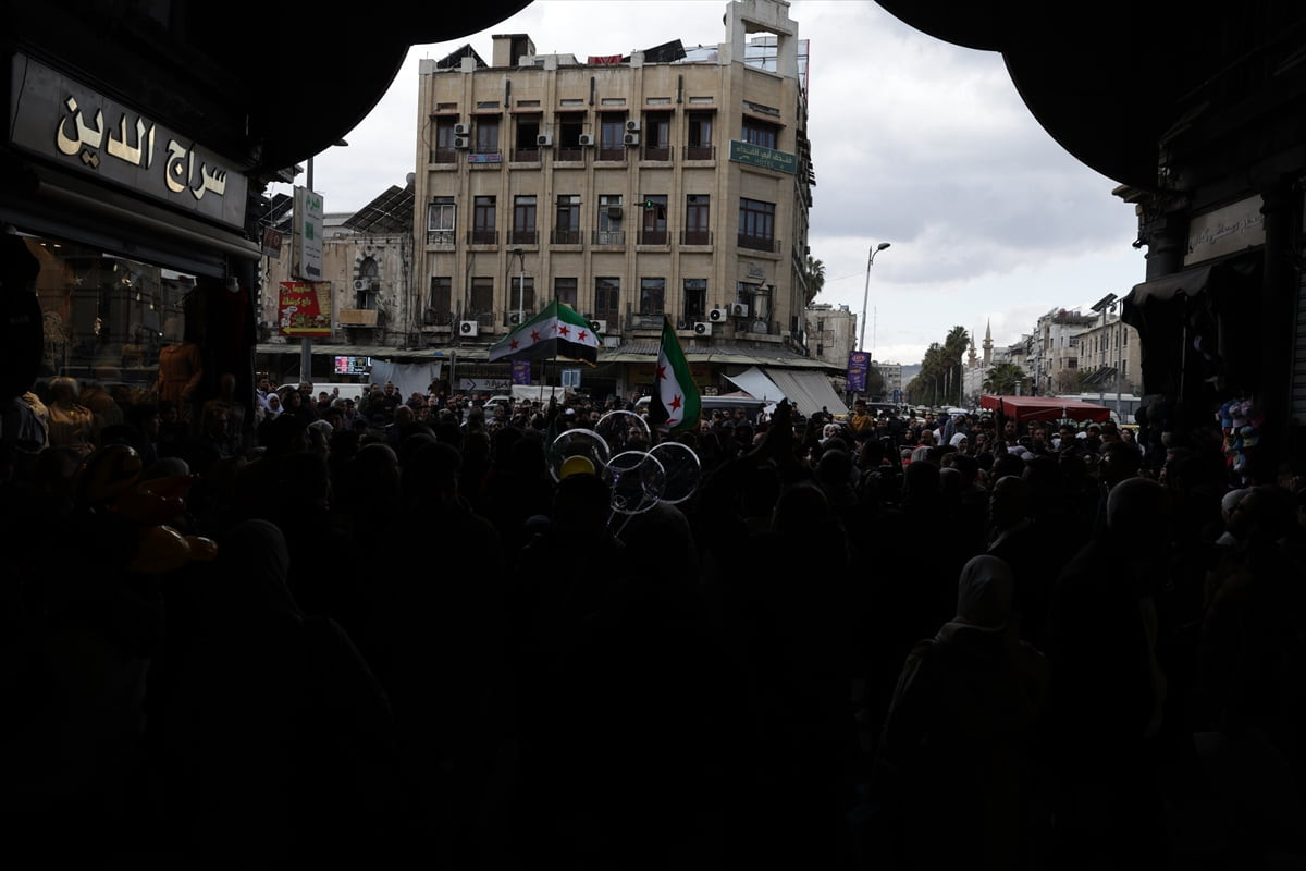 Suriye’de 2011 yılında başlayan halk hareketinin yıldönümünde, başkent Şam’da ilk protestoların...