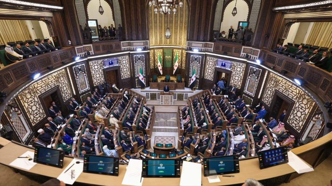 SURİYE’DE BEŞAR ESAD REJİMİNİN DEVRİLMESİNİN ARDINDAN GEÇİŞ SÜRECİNDE TARİHİ BİR ADIM ATILARAK...