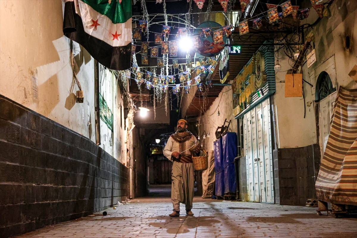 Suriyeli davulcu Mahmud Savvan, ramazan davulculuğu geleneğini, ülkesinde gelecek nesillere...