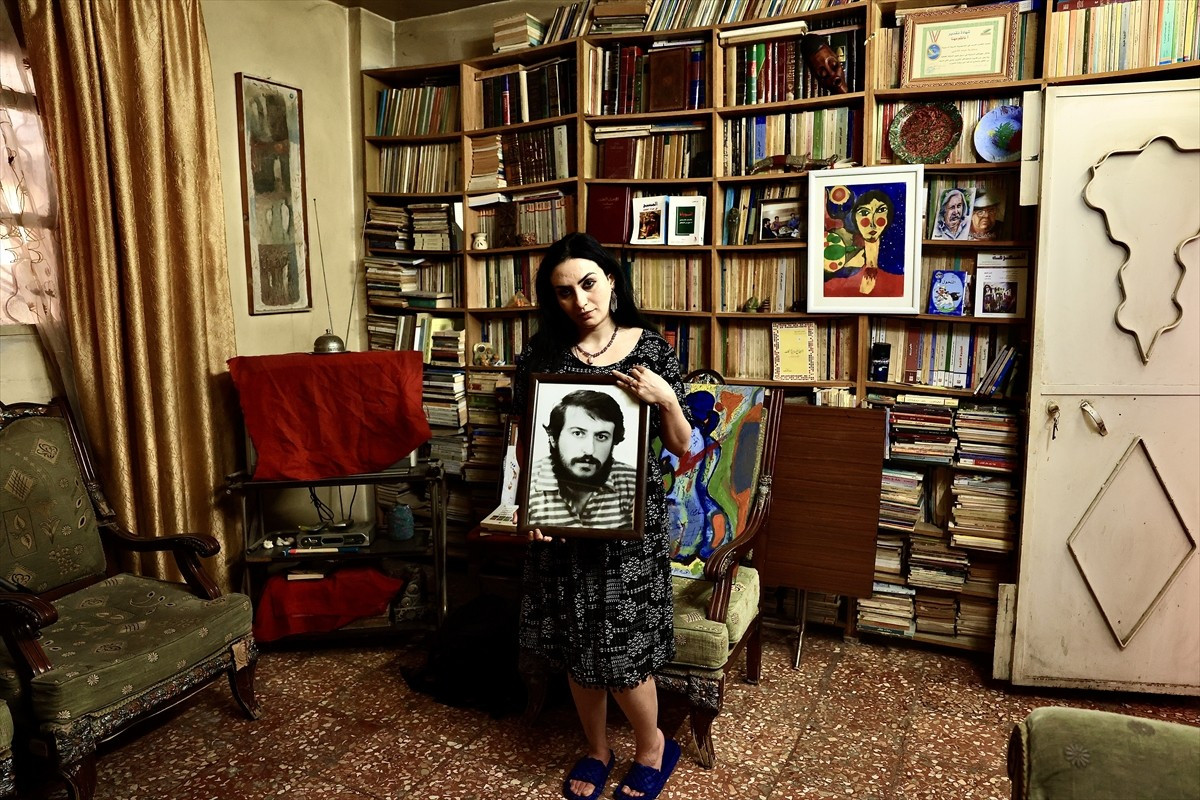 Suriyeli ressam Leme Muhenne, çizdiği resimleri sergilediği evini adeta bir sanat galerisine...