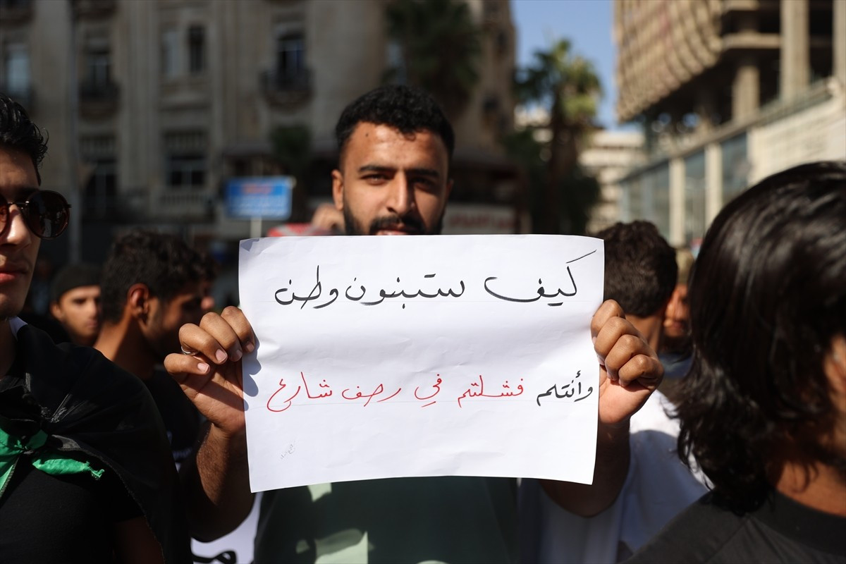 Suriye’nin başkenti Şam'da, SDG adını kullanan terör örgütü PKK/YPG karşıtı gösteri düzenlendi....