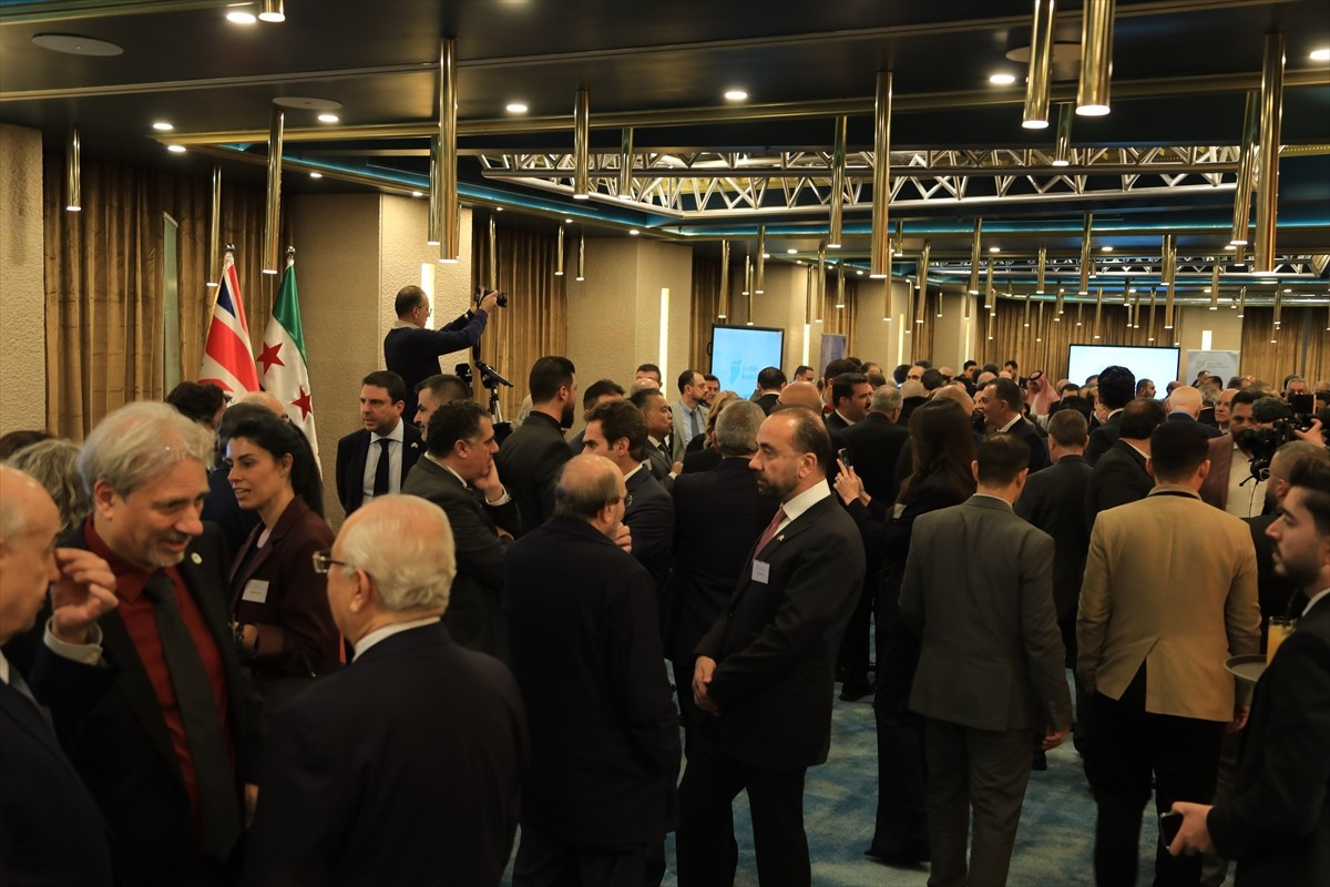 Suriye’nin başkenti Şam'da, Suriye-İngiltere İş Konseyi'nin lansmanı çok sayıda devlet bakanı ve...