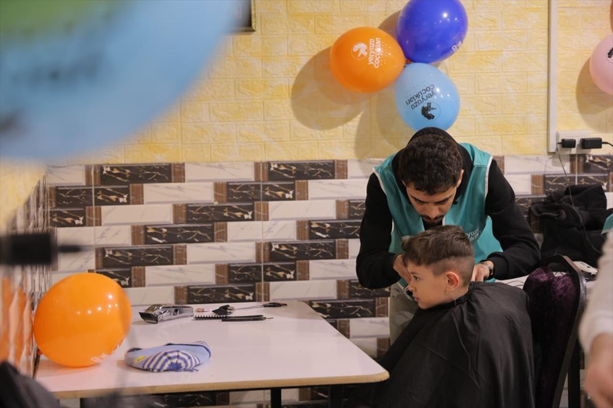 Suriye’nin başkenti Şam’da bulunan Yermuk Kampı’nda savaştan etkilenen 150 çocuğa moral vermek...