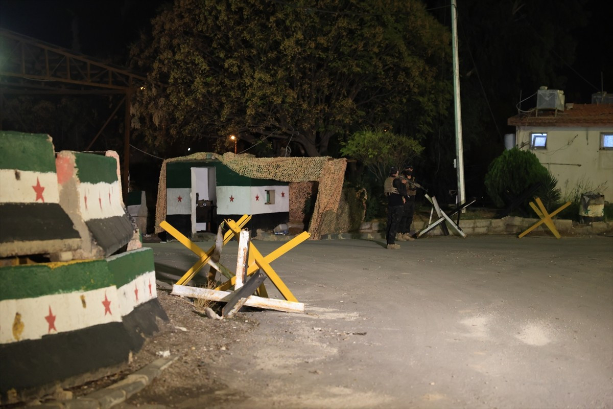 Suriye’nin başkenti Şam’da, Mezze ilçesindeki askeri havaalanı çevresinde patlama meydana geldi....