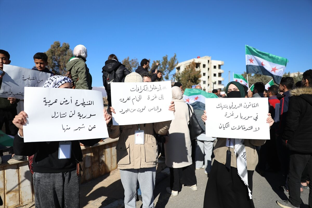 Suriye’nin güneyindeki Kuneytra ilinde onlarca kişi İsrail karşıtı gösteri düzenledi. İsrail...