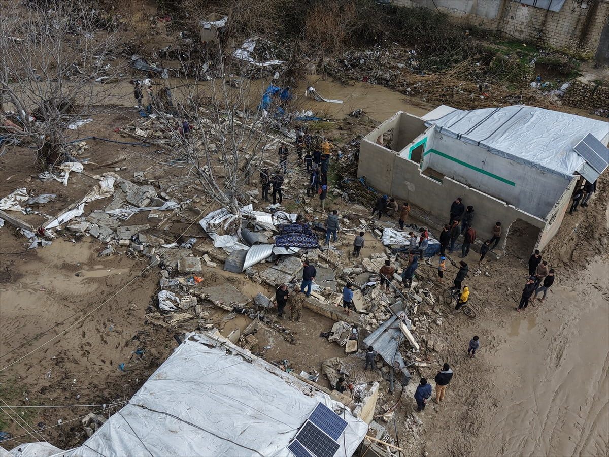 Suriye’nin İdlib ili kırsalında etkili olan şiddetli yağışlar nedeniyle 10 mülteci kampı sular...