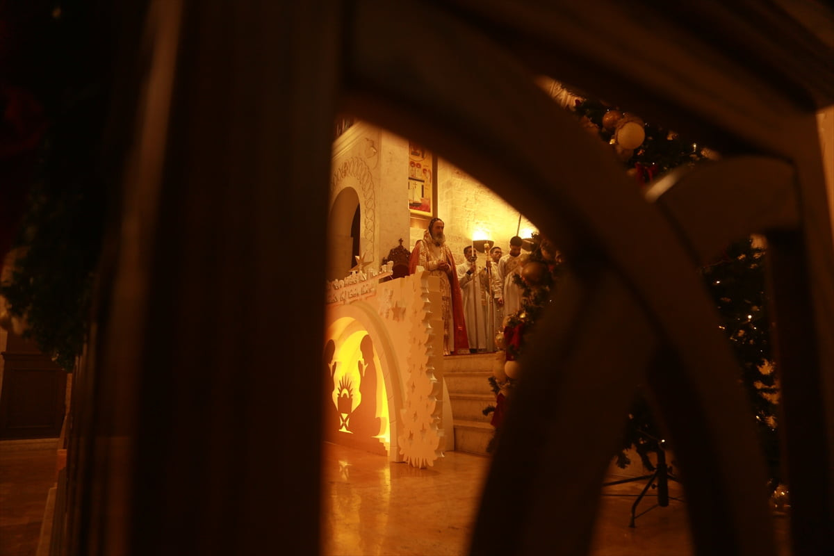 Suriye’nin kuzeyindeki Halep ilinde bulunan Süryani Ortodoks Kilisesi’nde Noel arifesi ayini geniş...