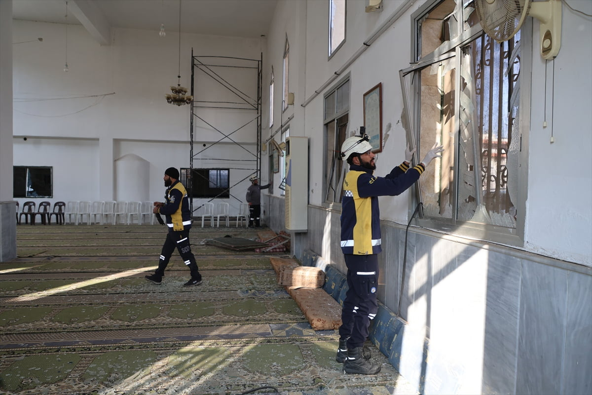 Suriye’nin orta kesiminde yer alan Humus ilindeki Ali Talip Camisi'nde cuma namazı sırasında...