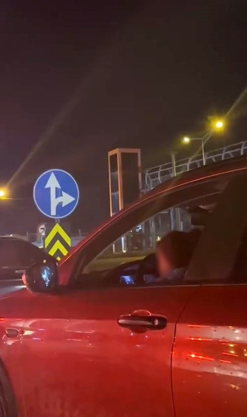 SÜRÜCÜNÜN KÜÇÜK ÇOCUĞUNU KUCAĞINA ALARAK ARAÇ KULLANDIĞI ANLAR, DİĞER SÜRÜCÜLER TARAFINDAN...