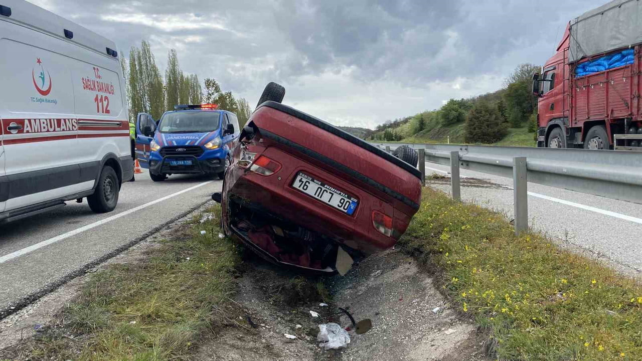 SÜRÜCÜSÜNÜN DİREKSİYON HAKİMİYETİNİ KAYBETMESİ SONUCU KONTROLDEN ÇIKAN ARAÇ ORTA REFÜJE...