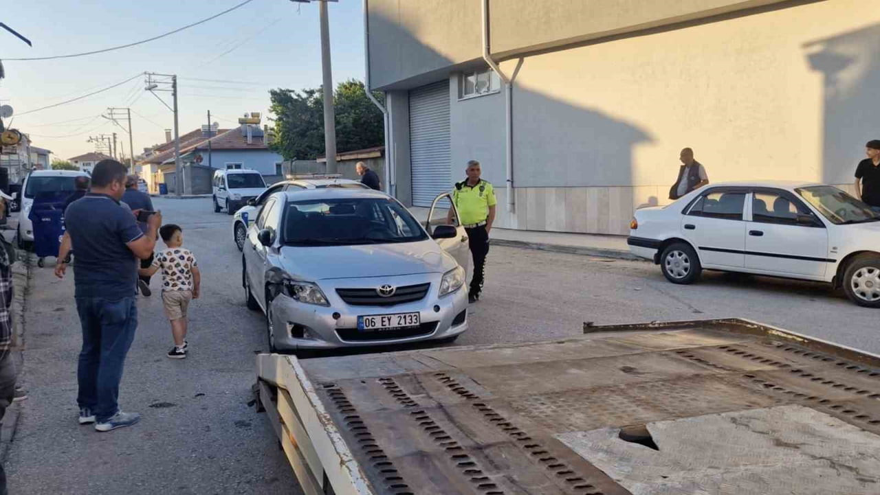 SÜRÜCÜSÜNÜN DİREKSİYON HAKİMİYETİNİ KAYBETMESİ SONUCU OTOMOBİL PARK HALİNDEKİ 4 ARACA ÇARPARAK...