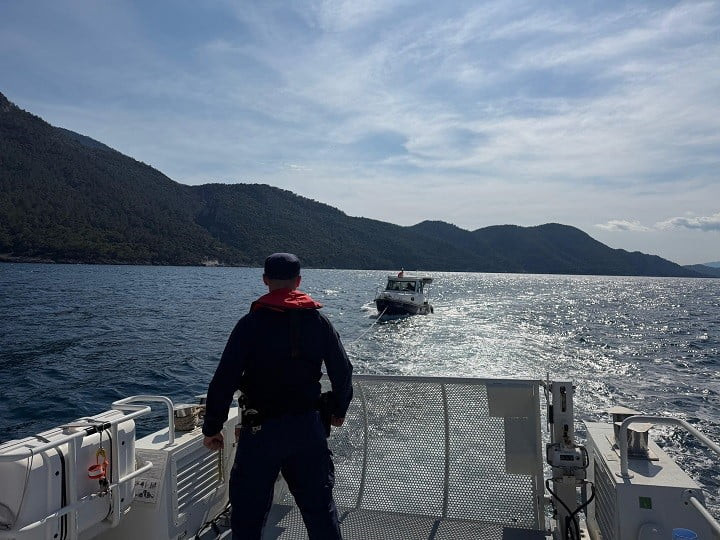 SÜRÜKLENEN TEKNEDEKİ 2 KİŞİ KURTARILDI