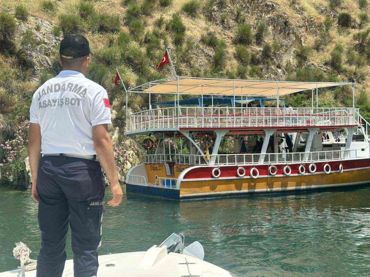 SÜRÜKLENEN TEKNEDEKİ TURİSTLERİ JANDARMA EKİPLERİ TAHLİYE ETTİ