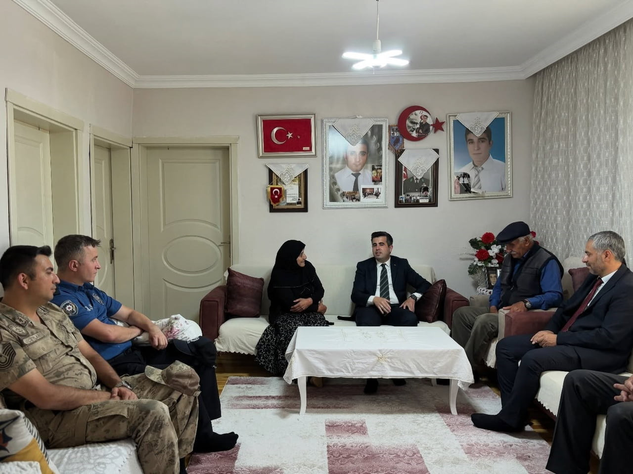 SUSUZ KAYMAKAMI ÖZTÜRK'TEN ŞEHİT AİLESİNE ANLAMLI ZİYARET(KARS-İHA)