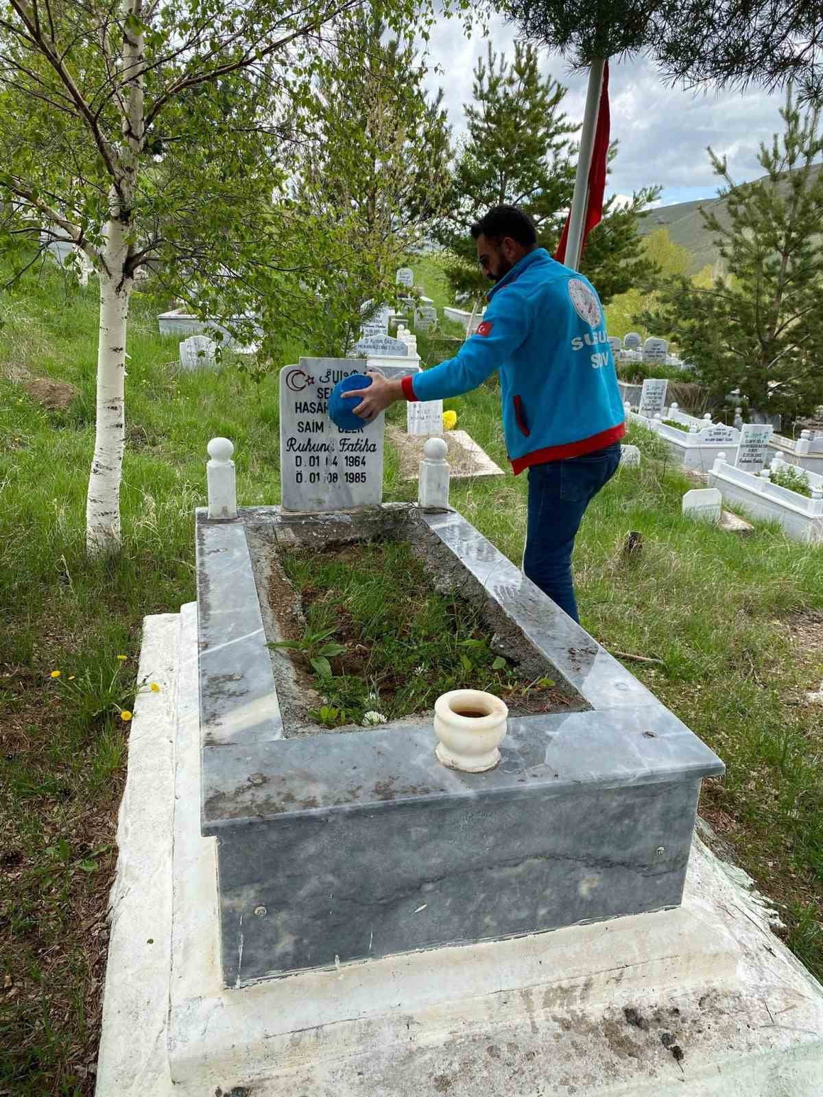 SUSUZ'DA ŞEHİT KABİRLERİ BAYRAM ÖNCESİ ÖZENLE TEMİZLENDİ(KARS-İHA)