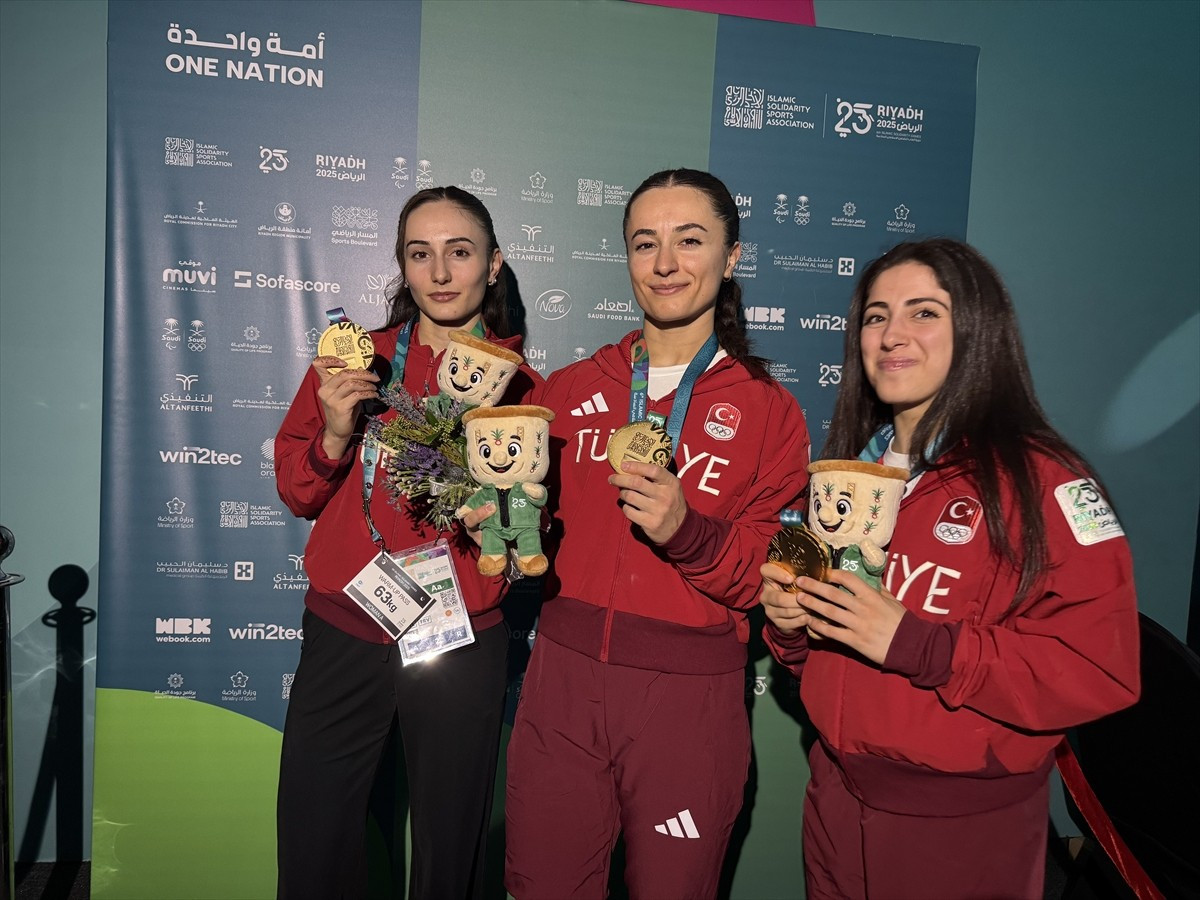 Suudi Arabistan'da düzenlenen 6. İslami Dayanışma Oyunları'nda halterde podyuma çıkan Aysel Özkan...