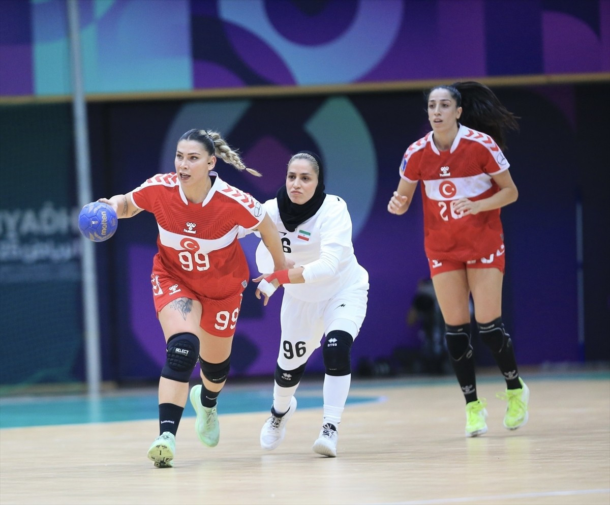 Suudi Arabistan'ın başkenti Riyad'da düzenlenen 6. İslami Dayanışma Oyunları'nda A Milli Kadın...