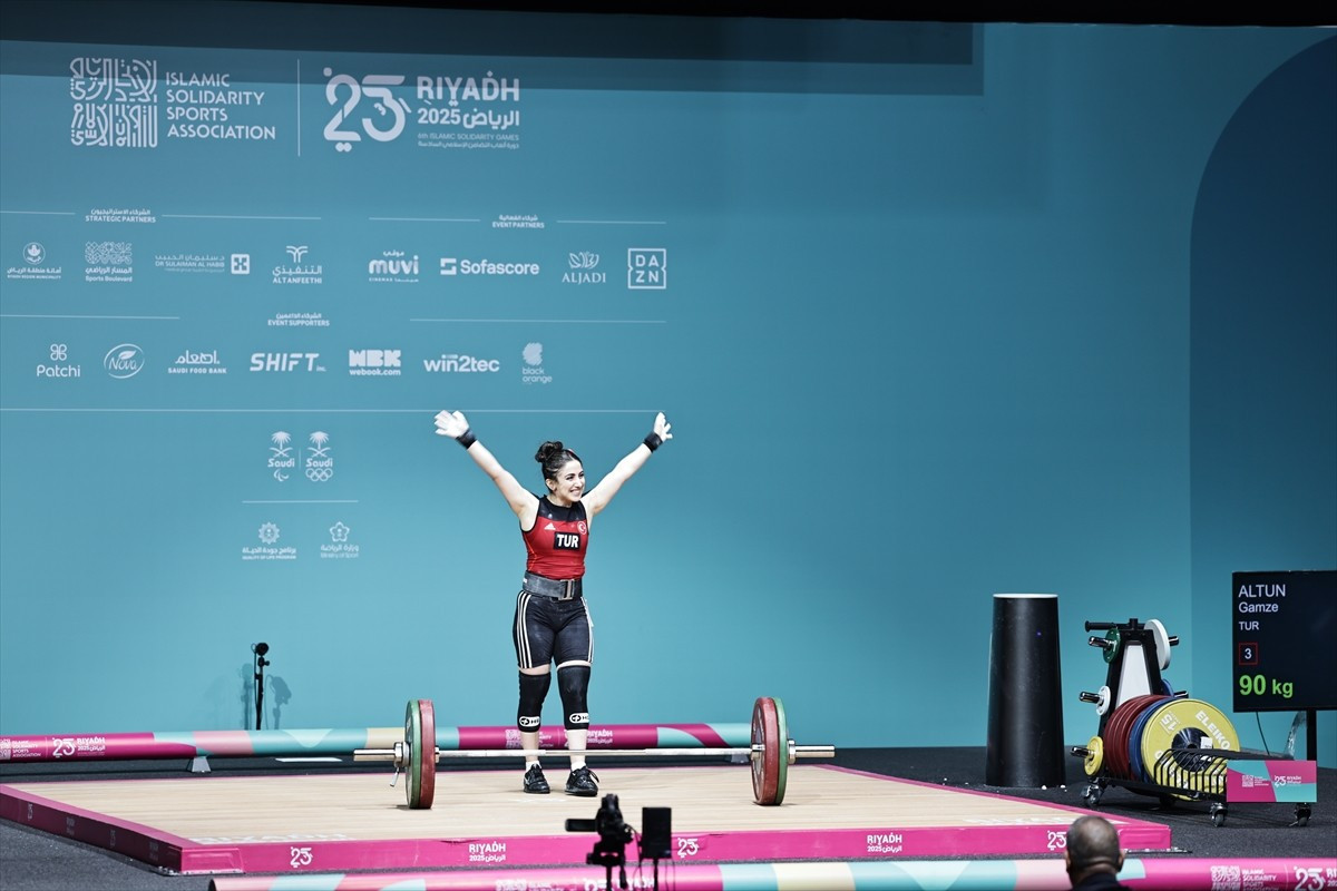 Suudi Arabistan'ın başkenti Riyad'da düzenlenen 6. İslami Dayanışma Oyunları'nda Türkiye, halter...