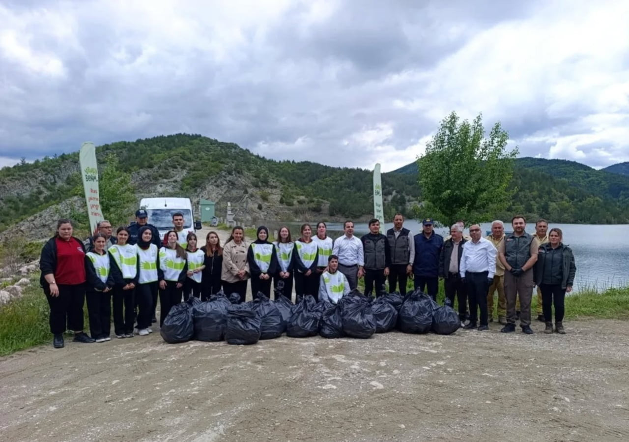 SÜZMEN GÖLET’İNDE POŞET POŞET ÇÖP TOPLANDI