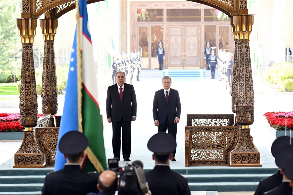 Tacikistan Cumhurbaşkanı İmamali Rahman (sol), resmi ziyaret ile geldiği Taşkent’te Özbekistan...