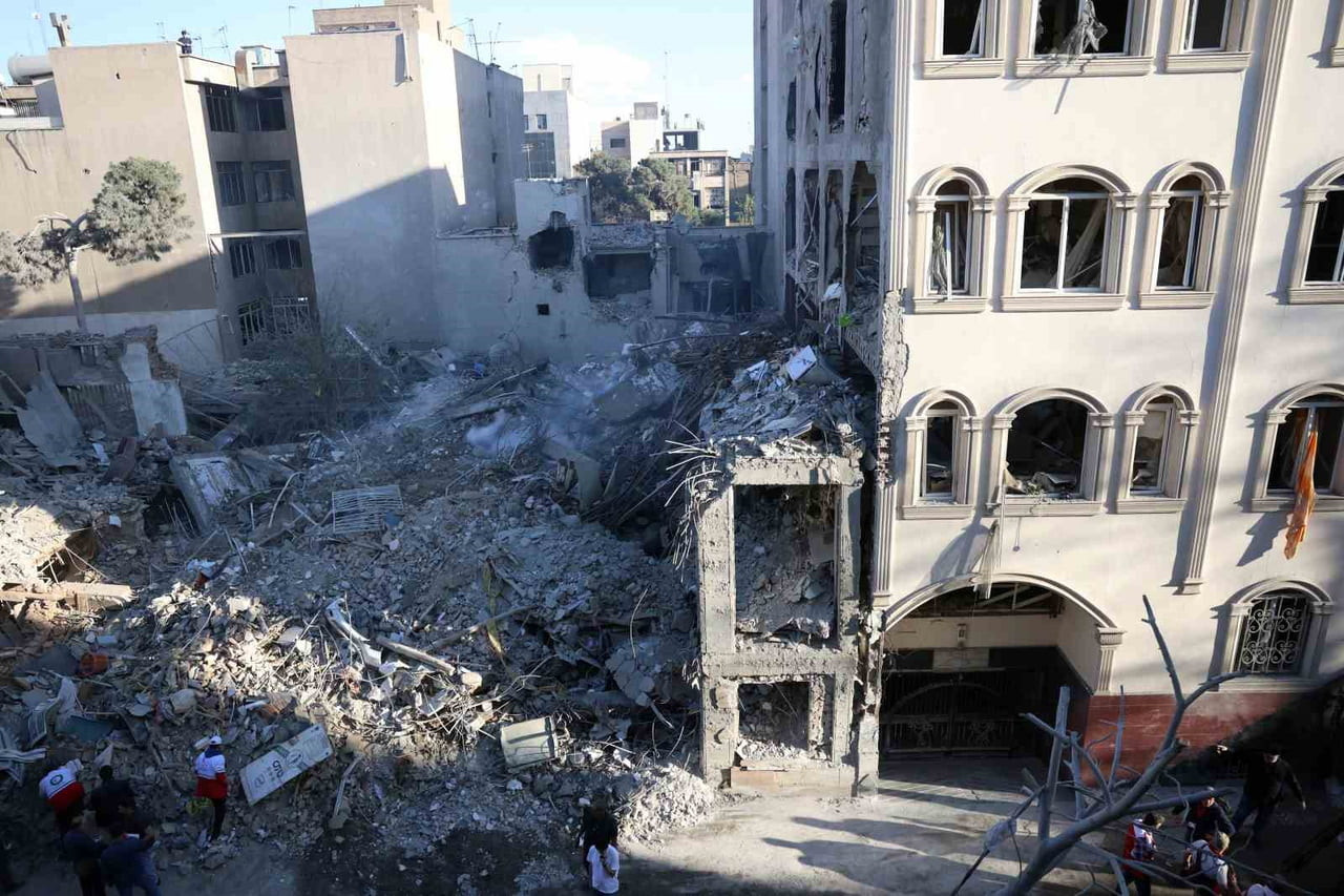 TAHRAN (İHA) - İSRAİL ORDUSU, İRAN’IN BAŞKENTİ TAHRAN’DAKİ HORASANİYE SİNAGOGU YAKINLARINA...