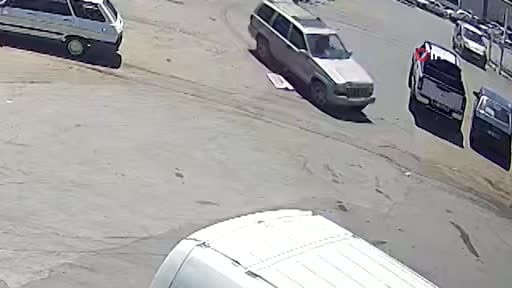 Takılan gaz pedalı ortalığı savaş alanına çevirdi, minibüsün içindeki adam böyle...