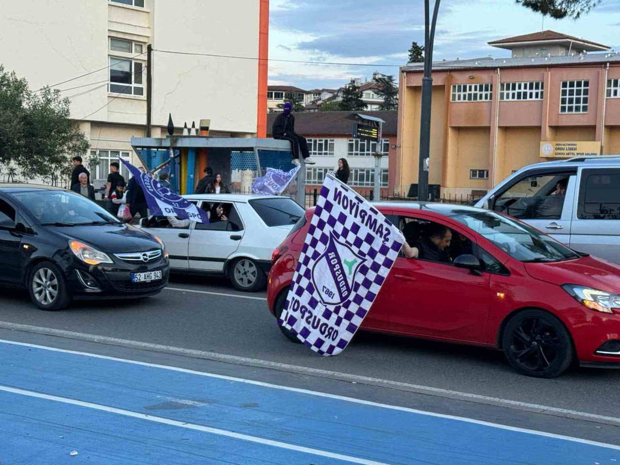 TAKIMIN 2. LİG'E YÜKSELMESİNİN ARDINDAN ORDU'DA TARAFTARLAR BÜYÜK SEVİNÇ YAŞADI.