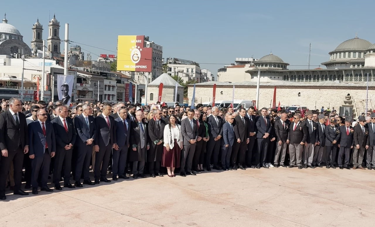 TAKSİM’DE, 19 MAYIS ATATÜRK’Ü ANMA GENÇLİK VE SPOR BAYRAMI NEDENİYLE CUMHURİYET ANITI’NA ÇELENK...