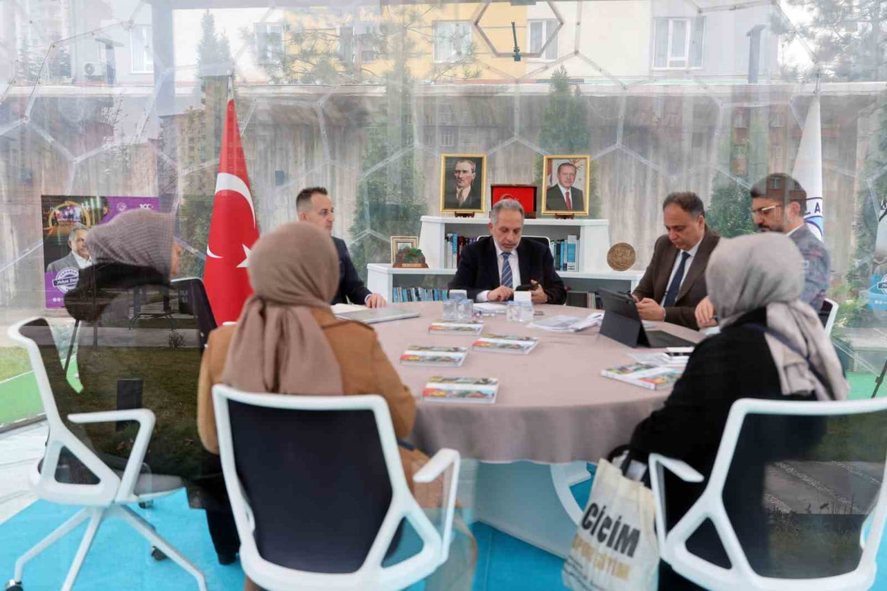 TALAS BELEDİYE BAŞKANI MUSTAFA YALÇIN’IN YEREL YÖNETİMLERDE KATILIMCI DEMOKRASİ VE ŞEFFAFLIK...