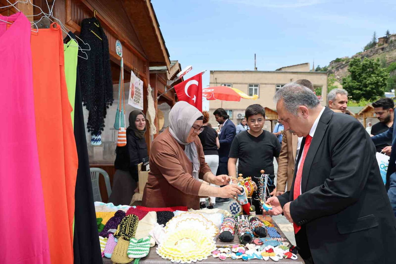 TALAS BELEDİYESİ'NİN KADIN GİRİŞİMCİLERE DESTEK AMACIYLA MAHARETLİ ELLER KADIN GİRİŞİMİ ÜRETİM VE...