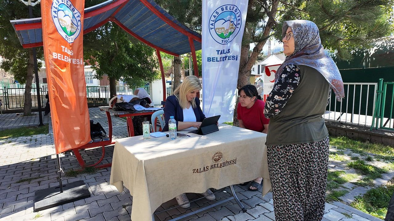 Talas'ta gezici kütüphane ile çocuklar okuma ve eğlenceyi bir arada yaşıyor