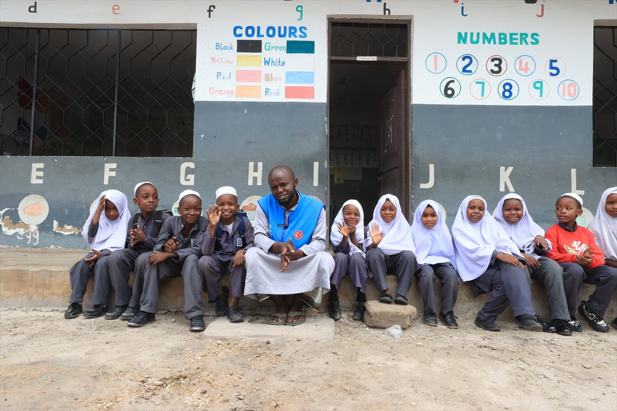 Tanzanya'da yaşadığı bölgedeki Müslümanlardan etkilenerek İslam'ı seçen Arafat Magaula, Türkiye...