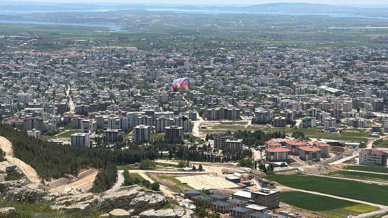 TARİH TURİZMİ İLE TÜRKİYE’NİN ÖNDE GELEN İLLERİNDEN BİRİSİ OLAN ADIYAMAN’DA YAMAÇ PARAŞÜTÜYLE SON...