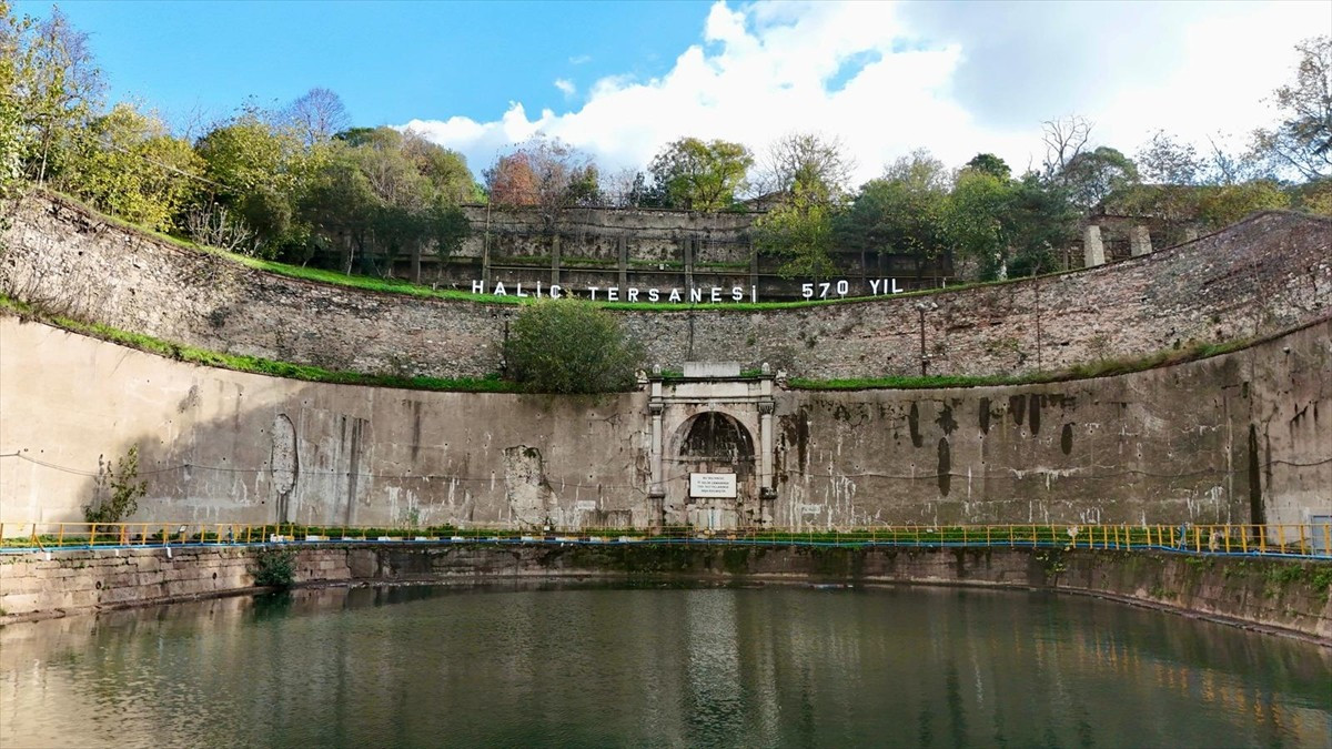 Tarihi Haliç Tersanesi'nin kuruluşunun 570'inci yıl dönümü, tersanede düzenlenen törenle kutlandı....
