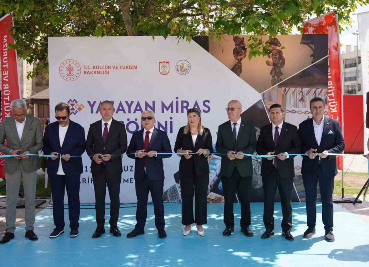 TARİHİ KENT MEYDANI'NDA GERÇEKLEŞEN "SİVAS YAŞAYAN MİRAS ŞÖLENİ", TÖRENLE BAŞLADI