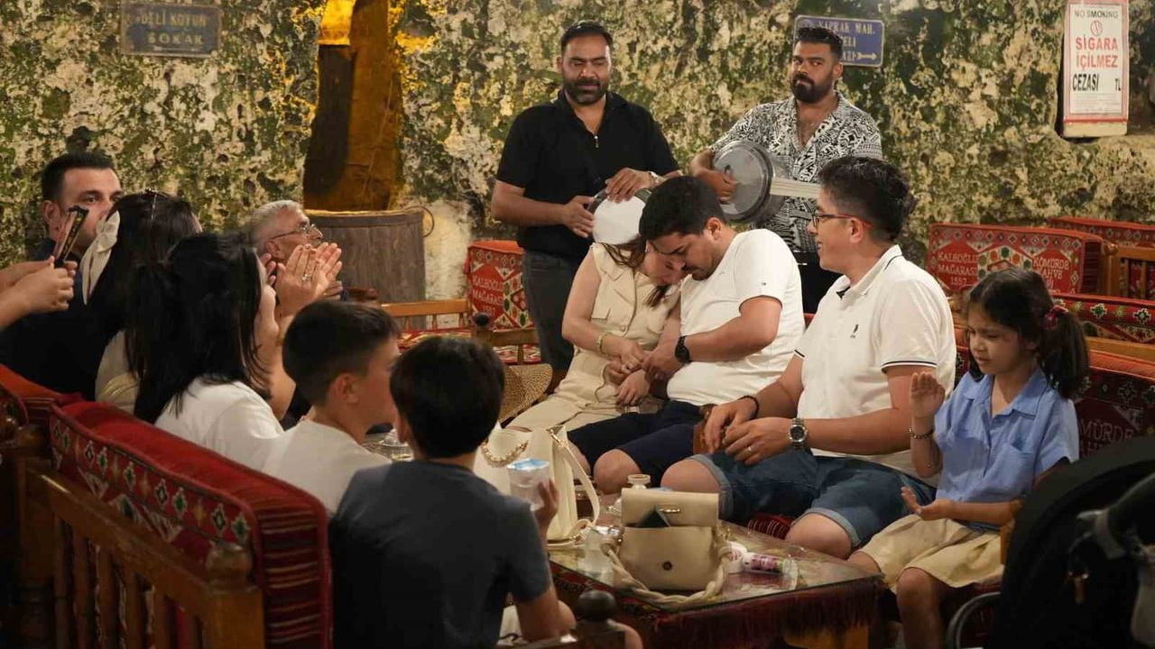 Tarihi mağarada soğuk menengiç kahvesi ile serinleyin