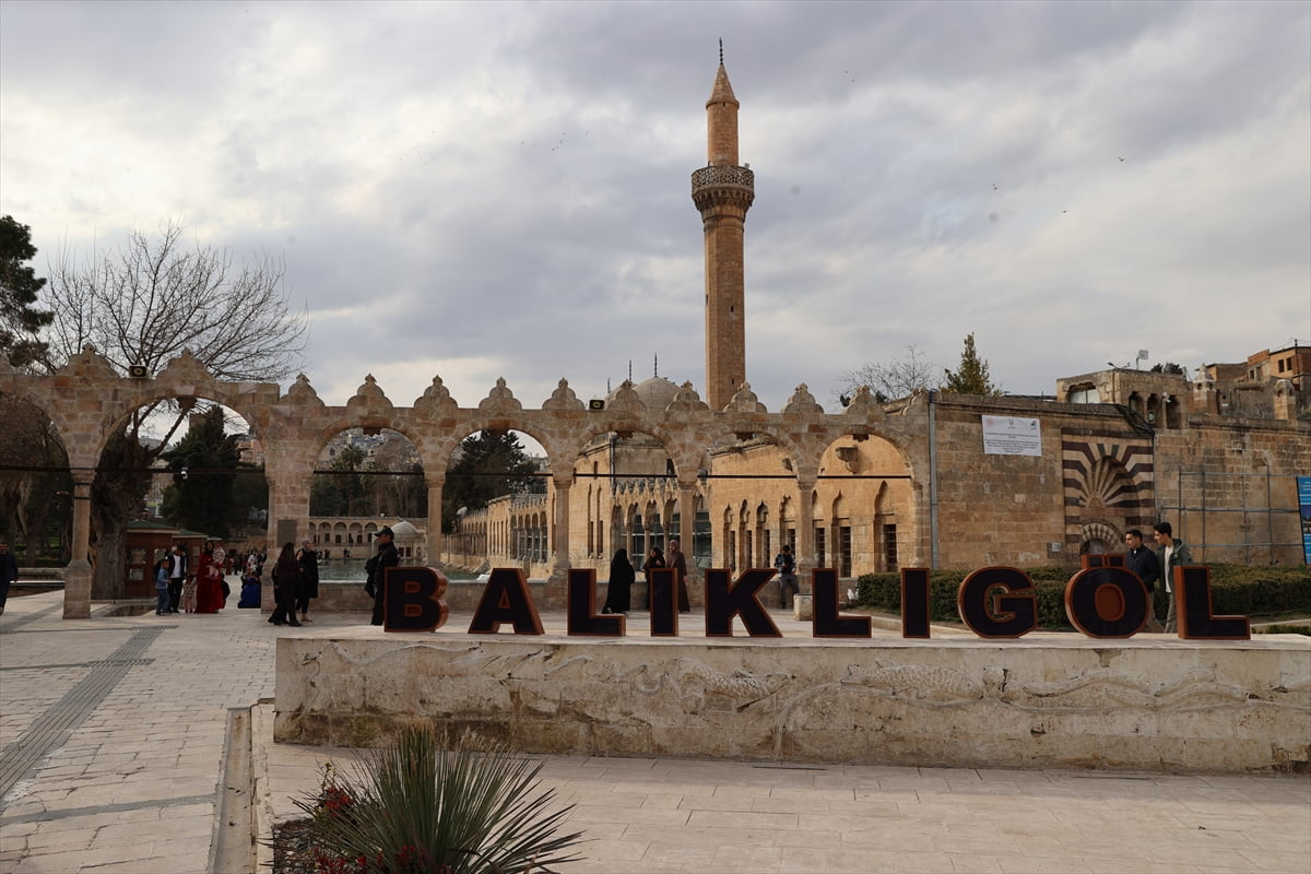 Tarihi mekanları, gastronomisi ve sıra geceleriyle yıl boyunca yüz binlerce yerli ve yabancı...