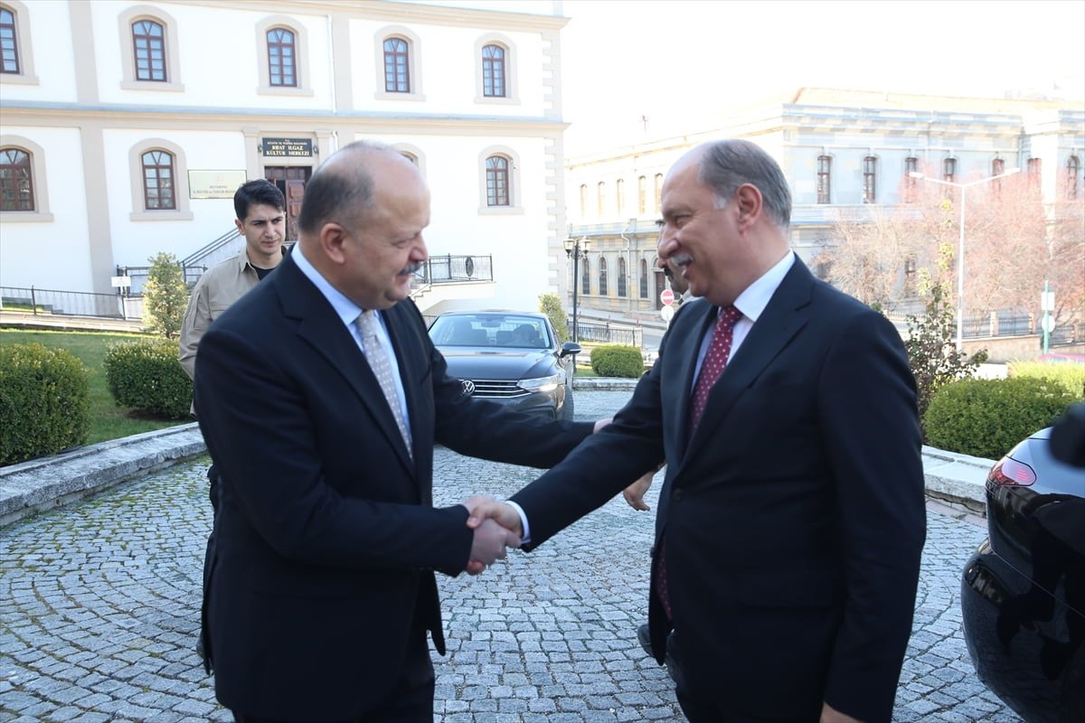 Tarım ve Orman Bakan Yardımcısı Abdulkadir Polat, Kastamonu Valiliğini ziyaret etti. Polat'ı Vali...
