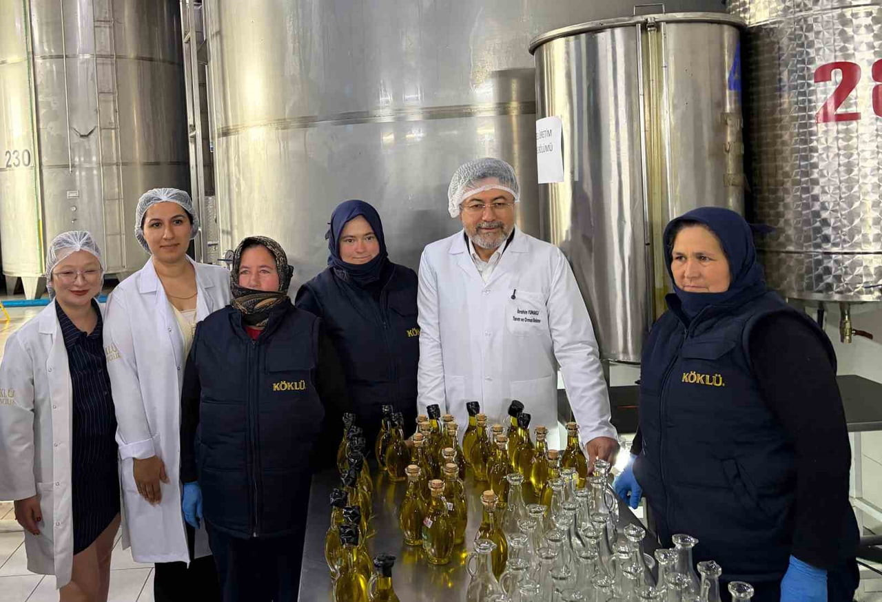 TARIM VE ORMAN BAKANI İBRAHİM YUMAKLI, AYVALIK’TAKİ ZEYTİNYAĞI FABRİKASINI ZİYARET ETTİ.