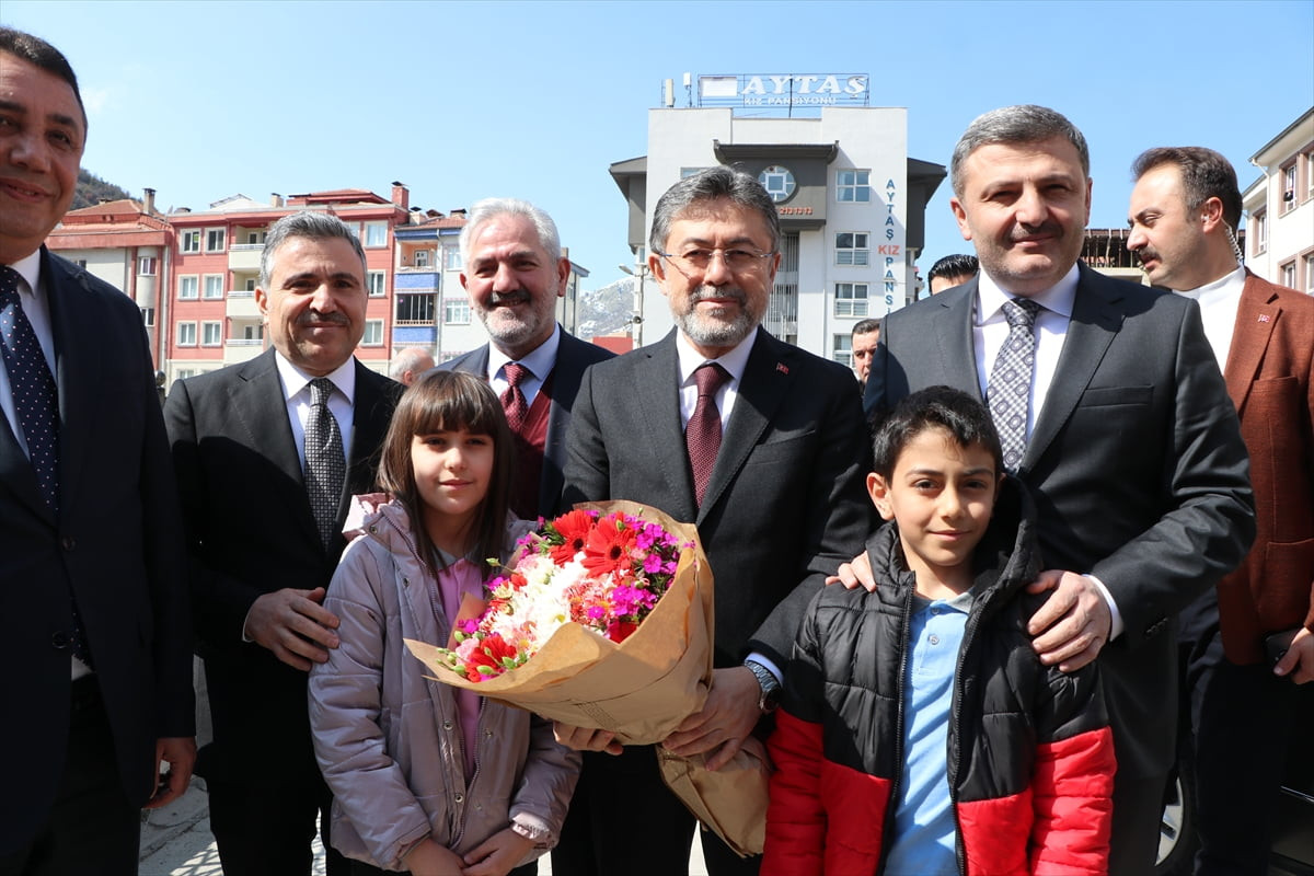 Tarım ve Orman Bakanı İbrahim Yumaklı (sağ 2), Gümüşhane'de çeşitli ziyaretler gerçekleştirdi....