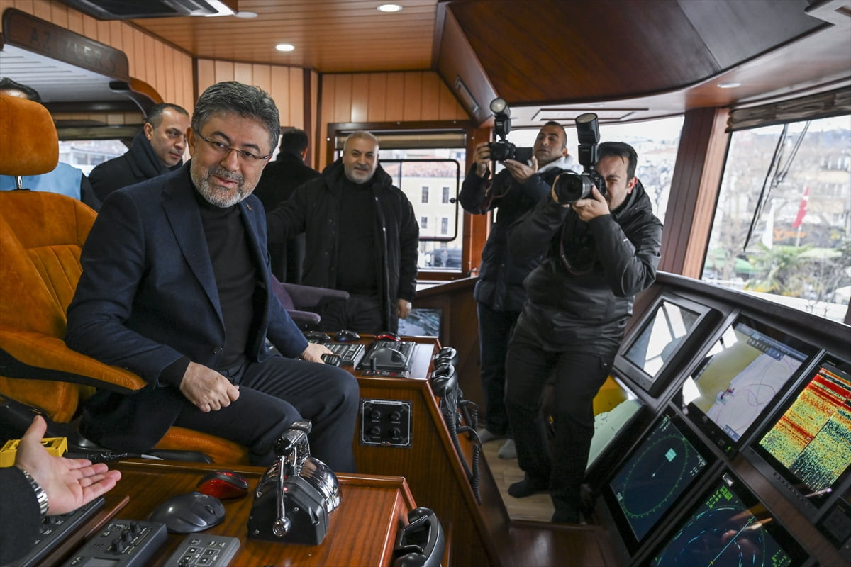 Tarım ve Orman Bakanı İbrahim Yumaklı, Sarıyer'de balıkçılarla buluşarak balıkçıların sorun ve...