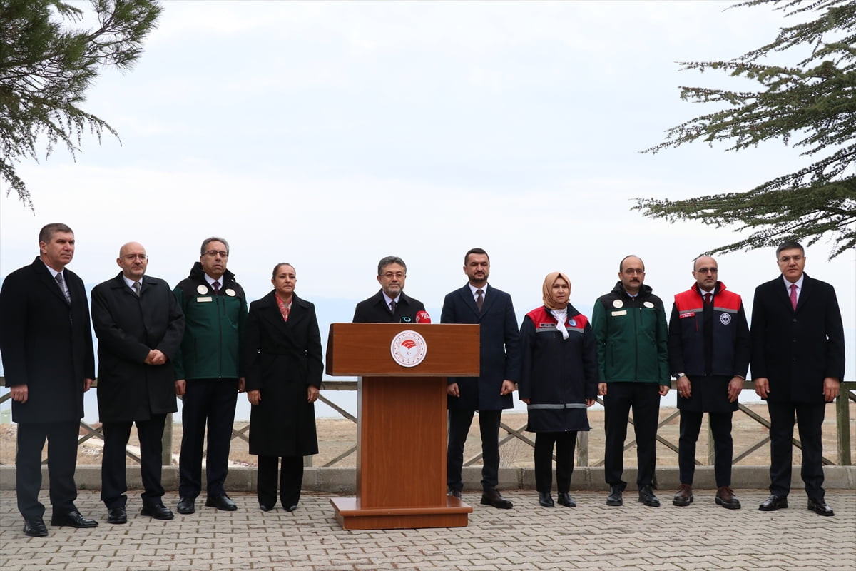 Tarım ve Orman Bakanı İbrahim Yumaklı (sol 5), Burdur Gölü kenarında Burdur Gölü Eylem Planı'na...