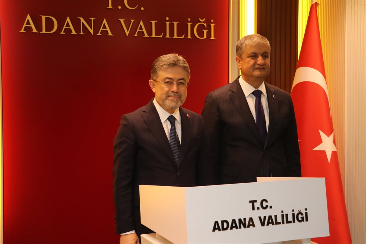Tarım ve Orman Bakanı İbrahim Yumaklı (solda), Adana Valiliğini ziyaret etti. Valilik şeref...