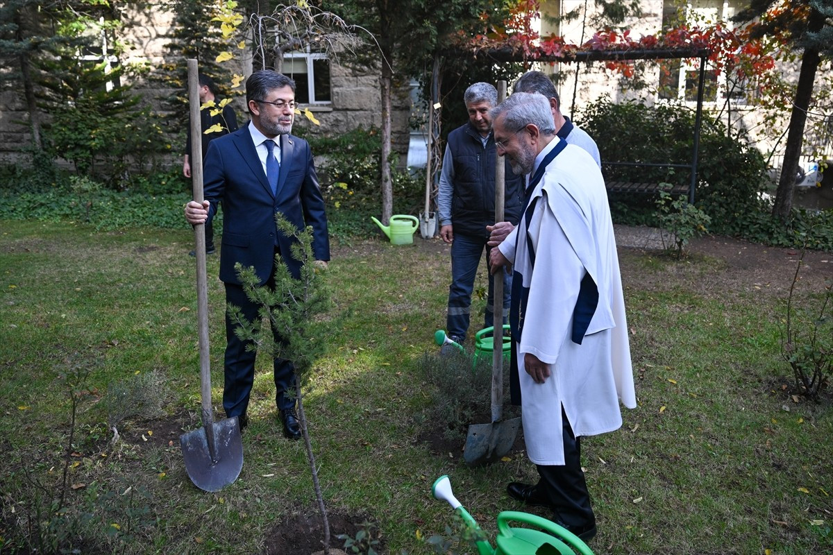 Tarım ve Orman Bakanı İbrahim Yumaklı (solda), Ankara Üniversitesi'nin 2025-2026 Akademik Yıl...
