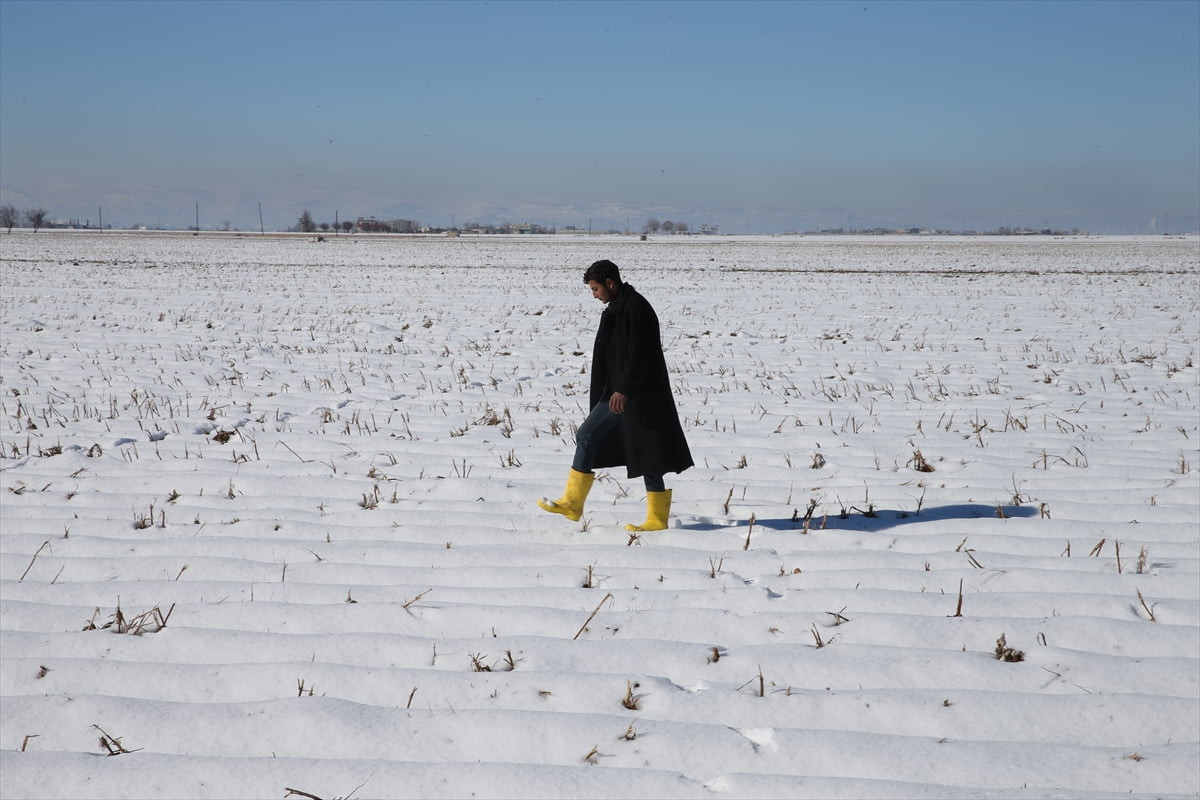 Tarımın önemli merkezlerinden Şanlıurfa’da etkili olan kar yağışı, kuraklık endişesi yaşayan...