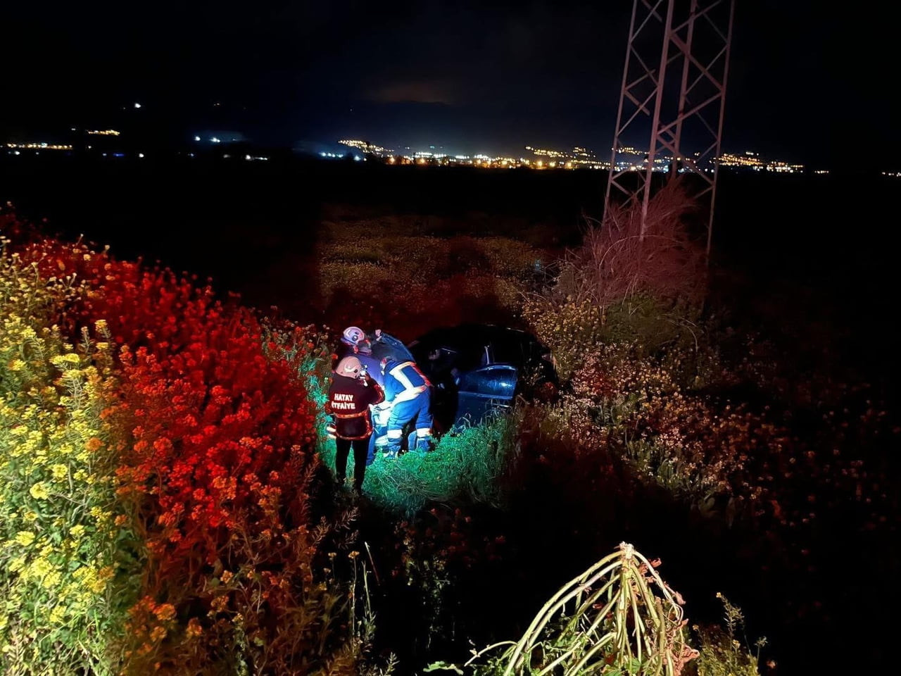 TARLAYA UÇAN OTOMOBİLİN SÜRÜCÜSÜ YARALANDI.